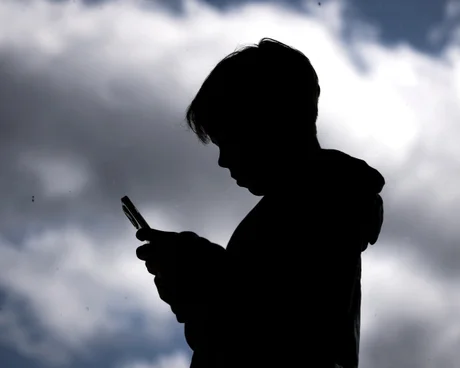 زیر ۱۶ سال ممنوع